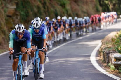 El pelotón durante la decimotercera etapa de la Vuelta ciclista a España que se disputa este viernes sobre 176 kilómetros entre Lugo y el Puerto de Ancares.