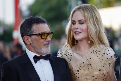 La actriz australiana Nicole Kidman (derecha) y el actor español Antonio Banderas llegan para el estreno de 'Babygirl' durante el 81 ° Festival de Cine de Venecia en Venecia, Italia, el 30 de agosto de 2024. La película se presenta en la competición oficial 'Venezia 81' del festival que se celebra del 28 de agosto al 7 de septiembre de 2024. (Cine, Italia, Niza, Venecia) EFE/EPA/FABIO FRUSTAC