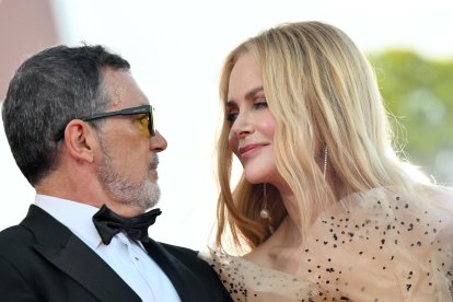 (De izq. a der.) El actor español Antonio Banderas y la actriz australiana Nicole Kidman llegan al estreno de 'Babygirl' durante el 81 ° Festival de Cine de Venecia en Venecia, Italia, el 30 de agosto de 2024. La película se presenta en la competición oficial 'Venezia 81' del festival que se celebra del 28 de agosto al 7 de septiembre de 2024. (Cine, Italia, Niza, Venecia) EFE/EPA/ETTORE FERRARI