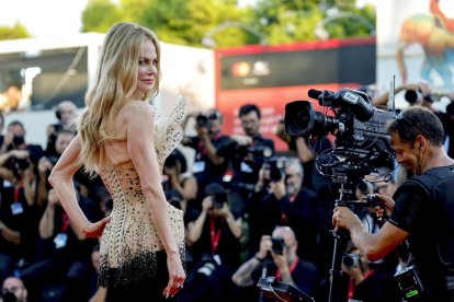 La actriz australiana Nicole Kidman llega al estreno de 'Babygirl' durante el 81 ° Festival de Cine de Venecia en Venecia, Italia, el 30 de agosto de 2024. La película se presenta en la competición oficial 'Venezia 81' del festival que se celebra del 28 de agosto al 7 de septiembre de 2024. (Cine, Italia, Niza, Venecia) EFE/EPA/FABIO FRUSTAC