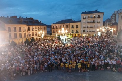 El públicó abarrotó la Plaza del Ayuntamiento.