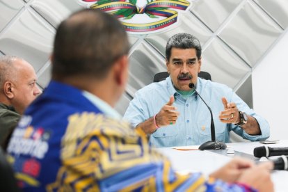 Fotografía cedida por prensa Miraflores del presidente de Venezuela, Nicolás Maduro, durante una reunión en el puesto de comando en Miraflores, este viernes en Caracas (Venezuela). EFE/ Zurimar Campos / Prensa Miraflores