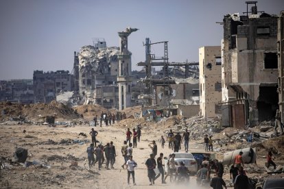 Palestinos desplazados inspeccionan la zona destruída después de una operación militar terrestre de las fuerzas israelíes, en el campamento de Jan Yunis, en el sur de la Franja de Gaza, el 30 de agosto de 2024. EFE/EPA/HAITHAM IMAD