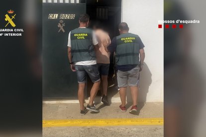 La Guardia Civil y los Mossos d'Esquadra han detenido en la provincia de Tarragona a un hombre que horas antes había robado 100.000 euros mediante un atraco en una sucursal bancaria con una pistola, que luego se demostró que era simulada, en Vinaròs (Castellón). EFE/ Guardia Civil / Mosso D'escuadra  *****SOLO USO EDITORIAL/SOLO DISPONIBLE PARA ILUSTRAR LA NOTICIA QUE ACOMPAÑA (CRÉDITO OBLIGATORIO) *****