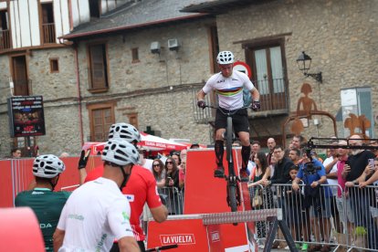 Decimocuarta etapa de la vuelta ciclista con un recorrido de media montaña entre Villafranca del Bierzo y Villablino.