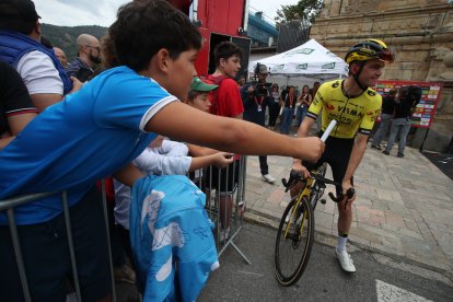 Decimocuarta etapa de la vuelta ciclista con un recorrido de media montaña entre Villafranca del Bierzo y Villablino.