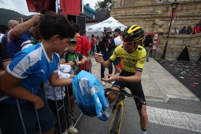 Decimocuarta etapa de la vuelta ciclista con un recorrido de media montaña entre Villafranca del Bierzo y Villablino.