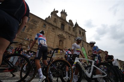 Decimocuarta etapa de la vuelta ciclista con un recorrido de media montaña entre Villafranca del Bierzo y Villablino.