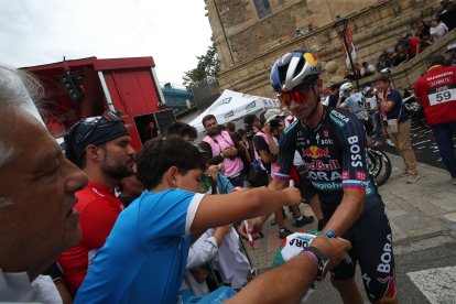 Decimocuarta etapa de la vuelta ciclista con un recorrido de media montaña entre Villafranca del Bierzo y Villablino.