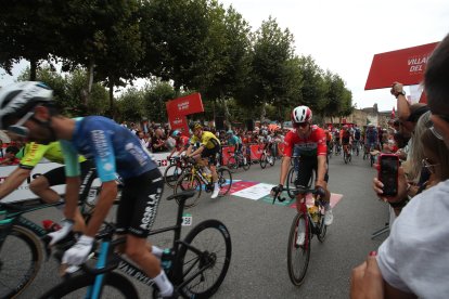 Decimocuarta etapa de la vuelta ciclista con un recorrido de media montaña entre Villafranca del Bierzo y Villablino.