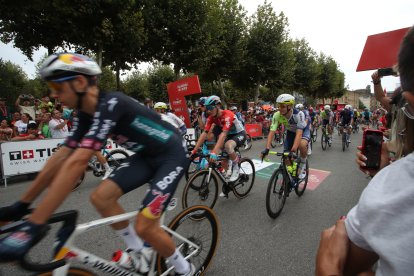 Decimocuarta etapa de la vuelta ciclista con un recorrido de media montaña entre Villafranca del Bierzo y Villablino.