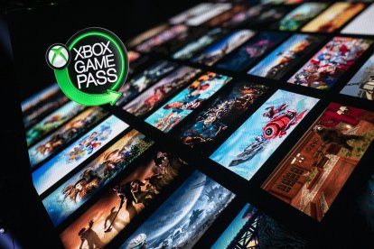 Fotografía de archivo fechada el 09 de junio de 2019 de una pantalla gigante anunciando juegos 'Xbox Game Pass' en Los Ángeles (EE. UU). EFE/EPA/ETIENNE LAURENT