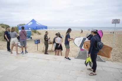 Un puesto situado en la playa de Somo de la Red de Varamientos del Gobierno de Cantabria (ReVarCa) para concienciar a la población de la importancia de llamar a los servicios de emergencia en caso de encontrar un animal varado y también para informar de los peligros que conlleva actuar de manera incorrecta. EFE/Pedro Puente Hoyos