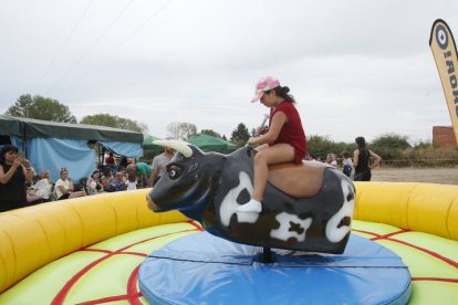 De nuevo en esta tercera edición de 'La Caca de la Vaca' de Quintana de Raneros se repartieron 2.000, 1.500 y 1.000 euros en metálico.