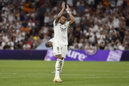 El delantero del Real Madrid Kylian Mbappé saluda a la afición tras su cambio durante el partido de la cuarta jornada de LaLiga entre el Real Madrid y el Real Betis, este domingo en el estadio Santiago Bernabéu. EFE/Sergio Pérez