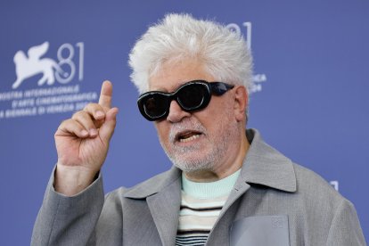 El cineasta y productor español Pedro Almodóvar posa en un photocall de 'La habitación de al lado' en el 81º Festival Internacional de Cine de Venecia, en Venecia, Italia, el 2 de septiembre de 2024. La película se presenta en la competición oficial 'Venezia 81' del festival que se celebra del 28 de agosto al 7 de septiembre de 2024. (Cine, Italia, Niza, Venecia) EFE/EPA/FABIO FRUSTAC