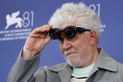 El cineasta y productor español Pedro Almodóvar posa en un photocall de 'La habitación de al lado' en el 81º Festival Internacional de Cine de Venecia, en Venecia, Italia, el 2 de septiembre de 2024. La película se presenta en la competición oficial 'Venezia 81' del festival que se celebra del 28 de agosto al 7 de septiembre de 2024. (Cine, Italia, Niza, Venecia) EFE/EPA/FABIO FRUSTAC