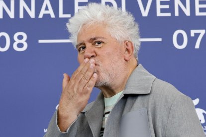 El cineasta y productor español Pedro Almodóvar posa en un photocall de 'La habitación de al lado' en el 81º Festival Internacional de Cine de Venecia, en Venecia, Italia, el 2 de septiembre de 2024. La película se presenta en la competición oficial 'Venezia 81' del festival que se celebra del 28 de agosto al 7 de septiembre de 2024. (Cine, Italia, Niza, Venecia) EFE/EPA/FABIO FRUSTAC