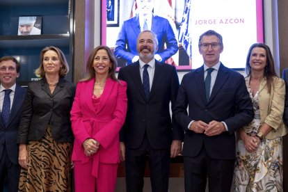 El presidente de Aragón y del PP en la comunidad, Jorge Azcón (c), posa junto a entre otros, al alcalde de Madrid, José Luis Martínez-Almeida (i); la secretaria general del partido,Cuca Gamarra (2i); y al líder del PP, Alberto Núñez Feijóo (2d), ente otros, durante un desayuno informativo protagonizado por el presidente regional este martes en Madrid. EFE/Daniel González