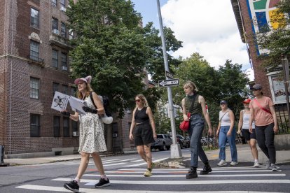 La escritora y una de las fundadoras del tour de gatos en Brooklyn, Peggy Gavan, muestra una imagen a un grupo de mujeres este lunes en Nueva York (EE.UU.). EFE/ Ángel Colmenares