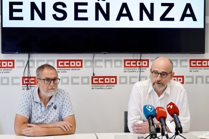 El secretario de la Sección Sindical del Profesorado de Enseñanza No Universitaria de CCOO León, Aurelio José Iglesias, y el secretario general de Enseñanza, José Antonio Alegre, presentan el informe de inicio de curso 2024-2025