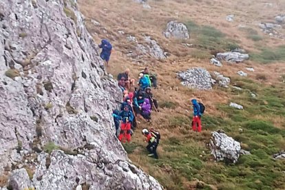 El Grupo de Rescate y Salvamento de la Junta socorre a un hombre lesionado al caer por una de las laderas de 'Las Tres Marías', en Casares de Arbás, en una imagen de archivo.