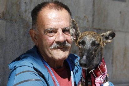 Jordi con Senda ayer, en la Plaza Mayor de León.