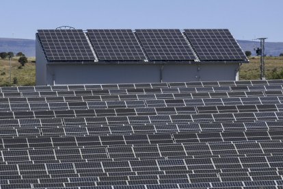 Vista de una instalación de placas solares, en una fotografía de archivo. EFE/Javier Cebollada