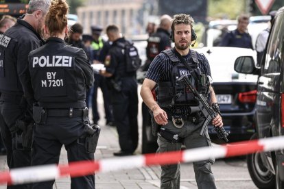 Agentes de policía aseguran el área después de un tiroteo cerca del edificio del Centro de Documentación NS para la Historia del Nacionalsocialismo en Munich, Alemania, el 5 de septiembre de 2024. EFE/EPA/ANNA SZILAGYI