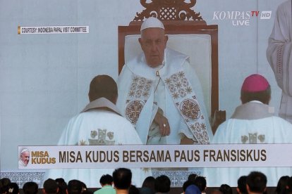 Personas siguen en una pantalla gigante la misa en vivo del papa Francisco en el estadio Gelora Bung Karno en Yakarta, el 05 de septiembre de 2024. EFE/EPA/BAGUS INDAHONO