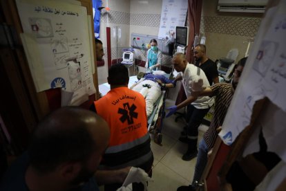 Personal sanitario palestino evacua el cuerpo de una ciudadana estadounidense en el Hospital Rafidia de la ciudad cisjordana de Nablus, el 6 de septiembre de 2024. Según la agencia de noticias palestina WAFA, una activista de 26 años falleció a causa de las heridas que recibió tras recibir un disparo en la cabeza de las fuerzas israelíes durante una protesta contra la expansión de los asentamientos en Beita, cerca de Nablus, el 6 de septiembre. EFE/EPA/Stringer