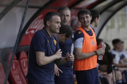 El servicio médico de la Real Sociedad B en el banquillo del Reino de León junto a los componentes del cuerpo técnico el sábado 13 de abril cuando se produjo el infarto de Francisco Javier Rodríguez.