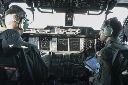 Vista del interior de uno de los cuatro cazas españoles que han participado en la operación 'Pacific Skies'. EFE/Enrique del Viso