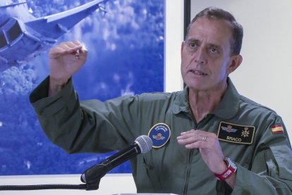 El jefe del Estado Mayor del Ejército del Aire (JEMA), Francisco Braco, durante la rueda de prensa en la Base Aérea de Morón de la Frontera (Sevilla), para explicar la participación española en la operación denominada 'Pacific Skies'. EFE/Enrique del Viso