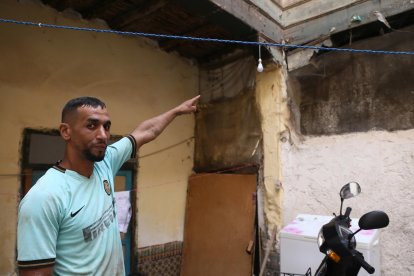 Salah Eddine, de 38 años, señala una zona de su casa del barrio judío de Marrakech (Marruecos) afectada por el seísmo de hace un año. Eddine trabaja en las obras de rehabilitación de las casas del barrio y vive con dos familias más en un edificio con el patio interior típicamente árabe y habitaciones clausuradas por miedo al derrumbe. "Hay casas que están a punto de caer, pero sus habitantes siguen viviendo en ellas", dice. EFE/ María Traspaderne