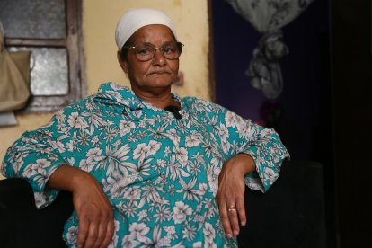 Jaduj El Ghouti, de 55 años, posa en la casa que alquila en las afueras de Marrakech después de haber tenido que dejar su vivienda del barrio judío de la ciudad, que resultó gravemente afectada por el terremoto de hace un año. EFE/ María Traspaderne