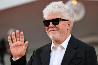 El cineasta español Pedro Almodóvar este sábado en la alfombra roja del 81 Festival de cine de Venecia. EFE/EPA/ETTORE FERRARI