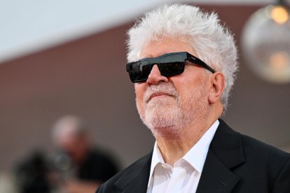 El cineasta español Pedro Almodóvar este sábado en la alfombra roja del 81 Festival de cine de Venecia. EFE/EPA/ETTORE FERRARI