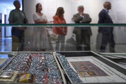 El Centro Memorial de Víctimas del Terrorismo de Vitoria acoge desde este jueves una exposición para recordar la «primera masacre» de ETA cuando se cumplen 50 años del atentado que cometió en la cafetería Rolando de Madrid en el que la banda terrorista mató a 13 personas e hirió a más de 70. En la foto, una tornillería similar a la que usaron los etarras.