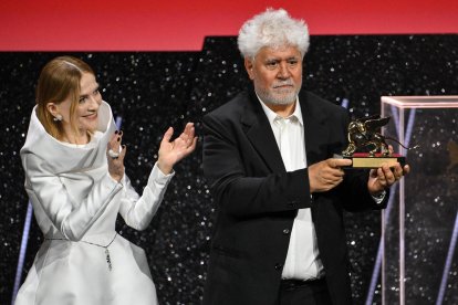 El cineasta español recibe el León de Oro del Festival de Cine de Venecia por 'The Room Next Door' ('La habitación de al lado') junto a la presidenta del jurado, la actriz francesa Isabelle Huppert. EFE/EPA/ETTORE FERRARI