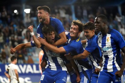 Los jugadores de la Deportiva celebran el gol de la victoria ante el Unionistas.