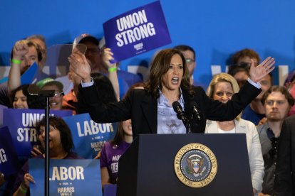 Fotografía de archivo en donde se ve a la vicepresidenta y candidata demócrata a la Presidencia de Estados Unidos, Kamala Harris. EFE/REBECCA DROKE