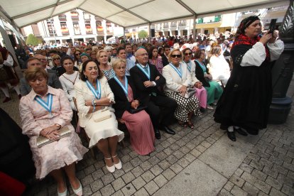 El público llenó la carpa habilitada en la Plaza del Ayuntamiento.