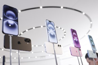 Una exhibición de los nuevos modelos de iPhone 16 de Apple en el evento de lanzamiento de productos 'Glowtime' de Apple en el campus de Apple Park en Cupertino, California, EE.UU., el 09 de septiembre de 2024. La compañía presentó nuevos modelos de iPhone, el nuevo Apple Watch Series 10, así como nuevos AirPods. EFE/PETER DA SILVA