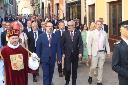El alcalde y el presidente del Consejo, camino de la Ofrenda.