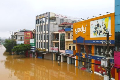 Una fotografía cedida por la Agencia de Noticias de Vietnam muestra la inundación en torno a los edificios en la ciudad de Yen Bai (Vietnam), el lunes (publicada el martes). EFE/EPA/VIETNAM NEWS AGENCY/TUAN ANH VIETNAM OUTHANDOUT EDITORIAL USE ONLY/SALES NO SALES