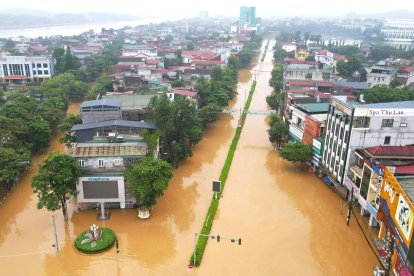 Una fotografía cedida por la Agencia de Noticias de Vietnam muestra la inundación en torno a los edificios en la ciudad de Yen Bai (Vietnam), el lunes (publicada el martes) EFE/EPA/VIETNAM NEWS AGENCY/TUAN ANH VIETNAM OUTHANDOUT EDITORIAL USE ONLY/NO SALES