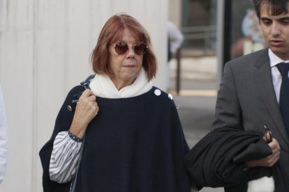 Gisèle Pelicot a su llegada a la séptima jornada del juicio contra su exmarido Dominique Pelicot. EFE/ Edgar Sapiña Machado