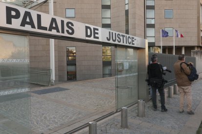 Fotógrafos a las puertas del Palacio de Justicia en la séptima jornada del juicio contra Dominique Pelicot. EFE/ Edgar Sapiña Machado