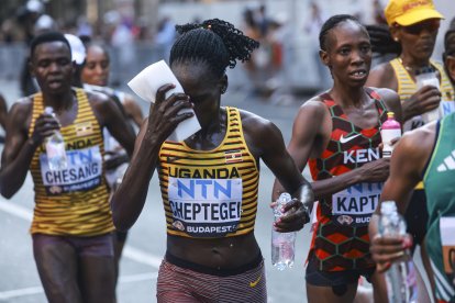 Foto de archivo, tomada el 26/08/2023, de la atleta ugandesa Rebecca Cheptegei (c) durante la prueba de maratón de los Mundiales disputados en Budapest (Hungría). EFE/ Istvan Derencsenyi PROHIBIDO SU USO EN HUNGRÍA